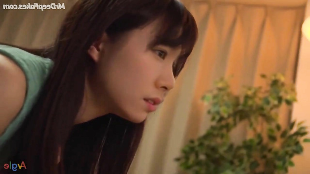 Japanese Yui Aragaki (日本語 新垣 結衣) tries to seduce two men (二人の男を誘惑しようとする)