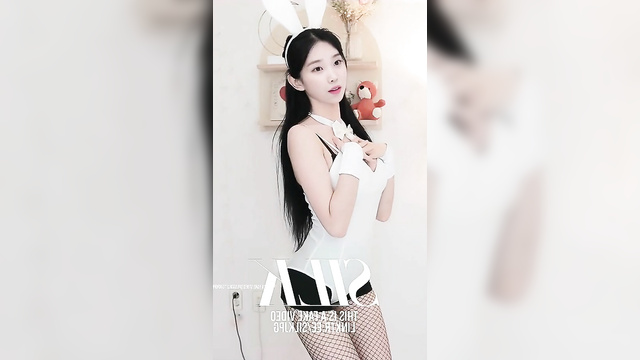 Korean IU (한국인 이지은) performs Bunny Dance 버니 댄스를 수행합니다