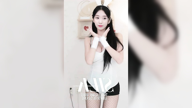 Korean IU (한국인 이지은) performs Bunny Dance 버니 댄스를 수행합니다