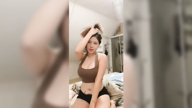Kpop Yujin (케이팝안유진) IZ*ONE (아이즈원) shows off her belly tattoo 배꼽 문신