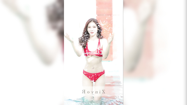 Korean idol Karina (한국 아이돌 카리나) aespa (에스파) showed herself in the pool (수영장에서 자신을 보여주었다)