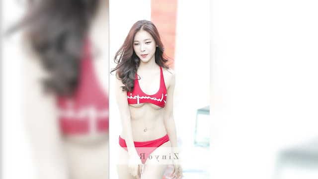 Korean idol Karina (한국 아이돌 카리나) aespa (에스파) showed herself in the pool (수영장에서 자신을 보여주었다)