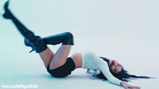 Hot k-pop video with Lisa (뜨거운 케이팝 비디오 ~와 함께 리사) BLACKPINK (블랙핑크)