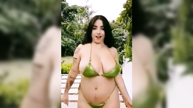 Deepfake Jessica Reynolds titty waving