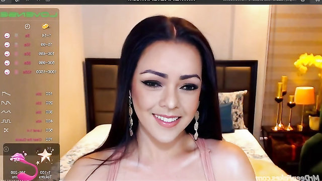 Claudia Guerra shows her sexy mouth and new tits