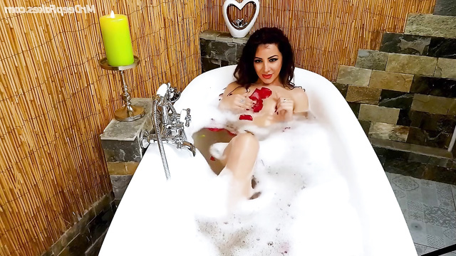Fake Jeimmy Aburto invites you to take a bubble bath with her