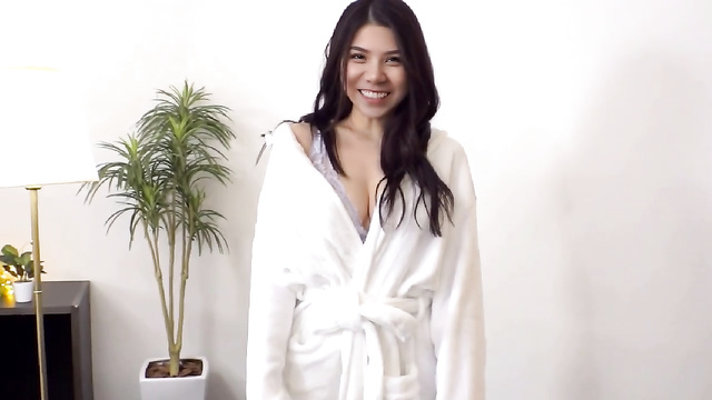 Lyla (蕾菈) took off her bathrobe and let her Taiwanese pussy lick (脱下她的浴袍，让她的台湾猫舔)
