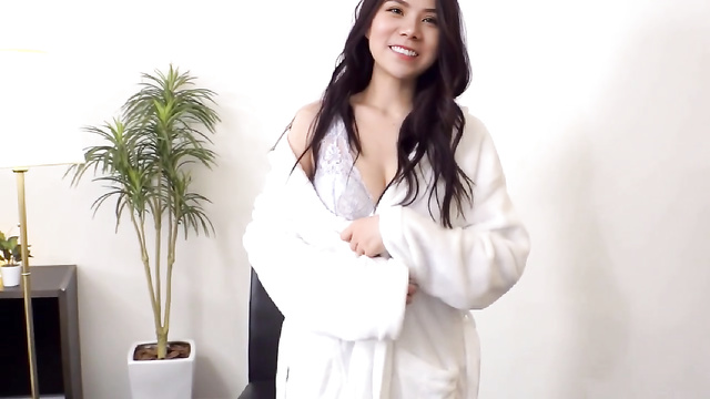 Lyla (蕾菈) took off her bathrobe and let her Taiwanese pussy lick (脱下她的浴袍，让她的台湾猫舔)