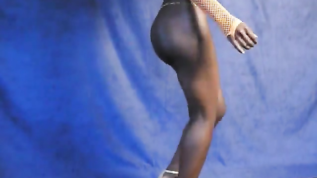 Black mamba Halle Berry sexy dancing