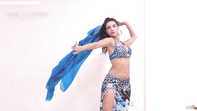 Charli D'Amelio dances sexy Arabic dance