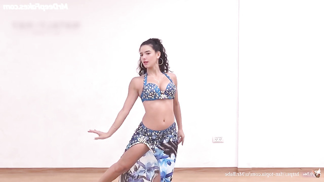 Charli D'Amelio dances sexy Arabic dance