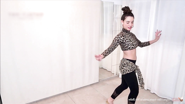 Fake Charli D'Amelio dance (she danced for many likes) [PREMIUM]