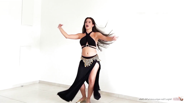 Deepfake Charli D'Amelio impresses with sexy belly dance [PREMIUM]