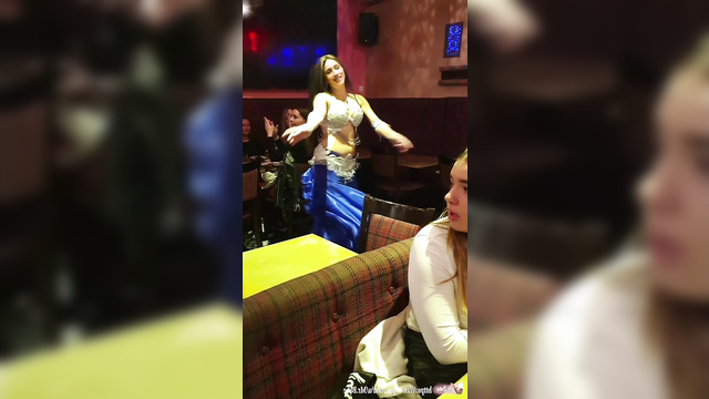 Sexy Meghan Markle shakes her beautiful hips in cafe deepfake [PREMIUM]