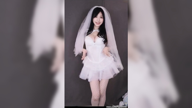 Sexy babe dancing in wedding dress - fake Cyndi Wang (王心凌 智能換臉)
