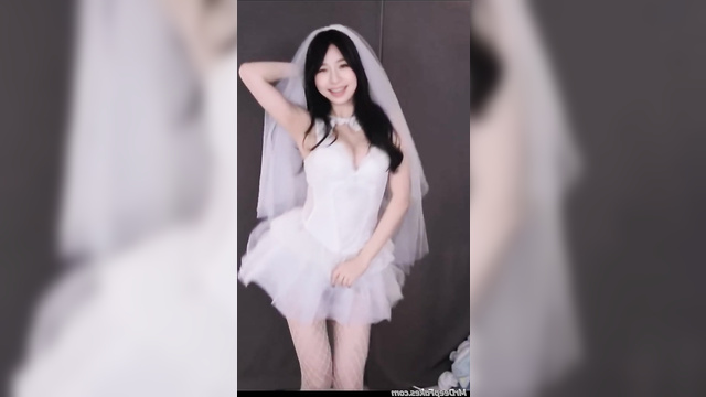 Sexy babe dancing in wedding dress - fake Cyndi Wang (王心凌 智能換臉)