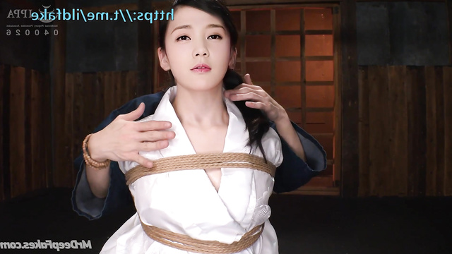 Chinese babe Li Yitong (李一桐 换脸) tied up before being fucked by guy