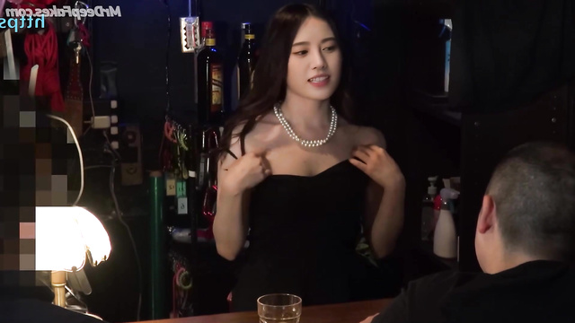 Tiny bitch Ju Jingyi masturbating in the bar, ai - 鞠婧祎 智能換臉