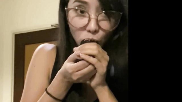 Face swap Alodia Gosiengfiao sticks a small dilto in her pussy