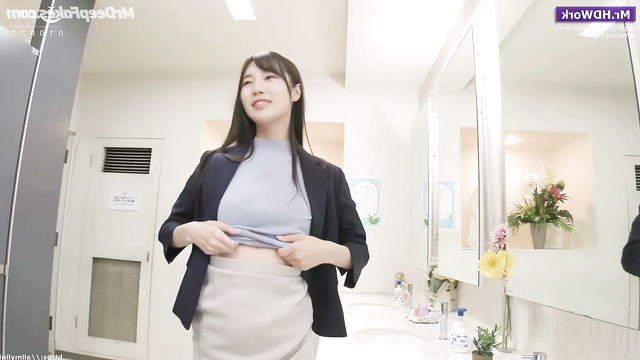 Adult Suzy showed boobs to her boyfriend in the toilet (수지 딥 페이크 섹스)