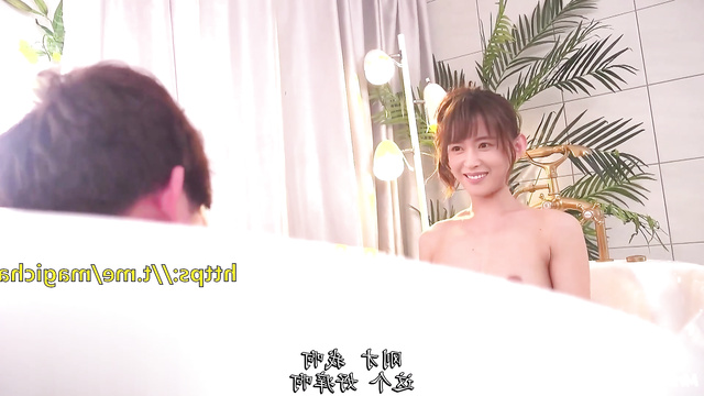 Zhang Tian'ai (张天爱中国人) wants to please her man in the bathtub
