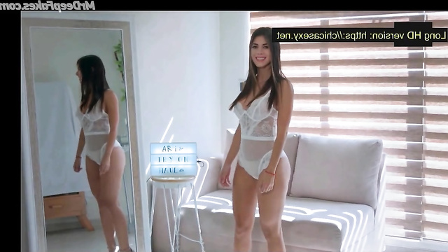 Lizbeth Rodriguez shows off her beautiful lingerie // real fakes