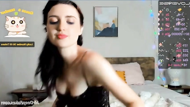 Webcam show with tattoed brunette Laura Marano [fakeapp]