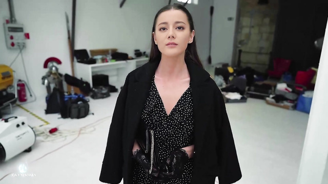 Chinese celeb 迪丽热巴 Dilraba Dilmurat came to casting to show pussy 中国人
