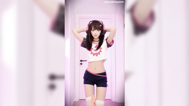 Cosplay girl Tsuruko loves to dance // A.I. deepfake