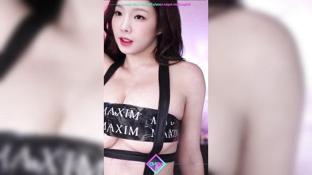 SNSD (소녀시대) / Horny dancing with busty slut Taeyeon 태연 섹시한 아이돌