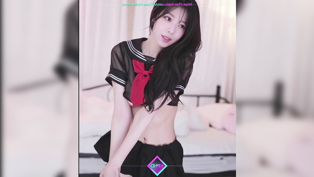 Yuna [신유나 있지] K-pop star dances on webcam for fans