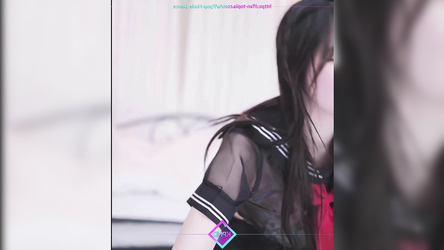 Yuna [신유나 있지] K-pop star dances on webcam for fans