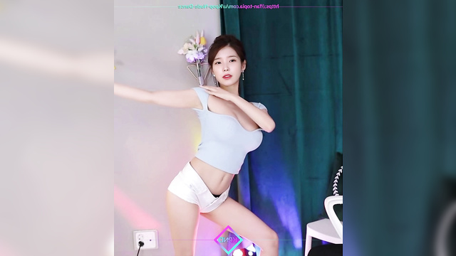 Hot webcam dancing from busty teen IU (이지은 케이팝 아이돌)