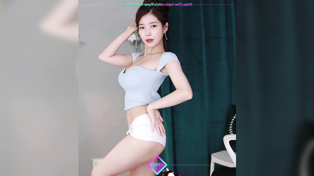 Hot webcam dancing from busty teen IU (이지은 케이팝 아이돌)