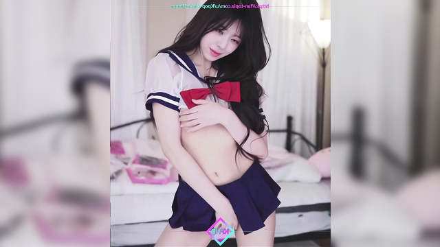 Webcam hot dance with pretty schoolgirl Yuna (신유나 있지) solo real fake
