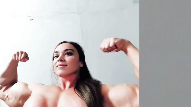 Pumped-up girl showed fans her huge muscles, fake Hailee Steinfeld