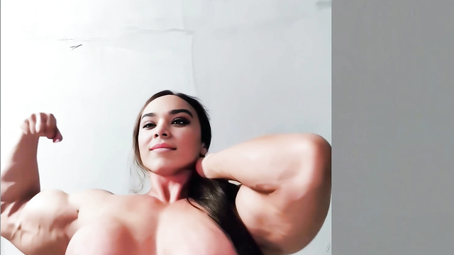 Pumped-up girl showed fans her huge muscles, fake Hailee Steinfeld