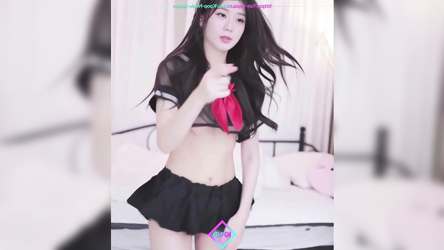 BLACKPINK (블랙핑크) / Dancing tease with brunette hottie Jisoo 지수 한국어