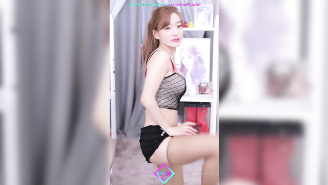 Sakura (사쿠라 아이즈원 르세라핌) hot korean babe shows off her gorgeous body