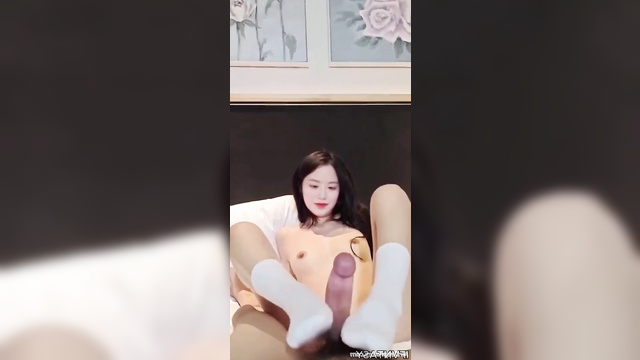 Pov hotel footjob in cute white socks (슈화 섹스 장면) Shuhua deepfake video