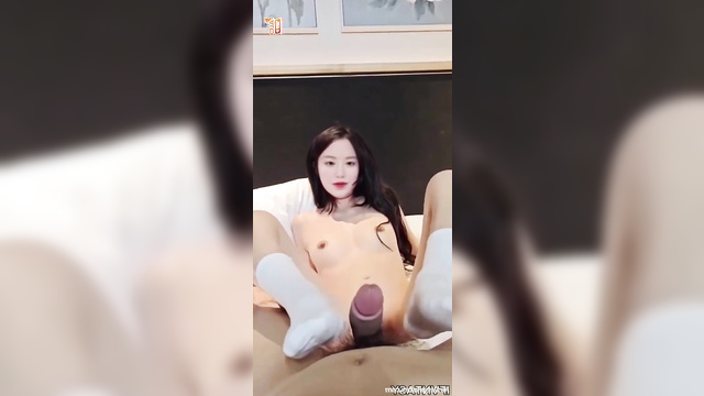 Pov hotel footjob in cute white socks (슈화 섹스 장면) Shuhua deepfake video