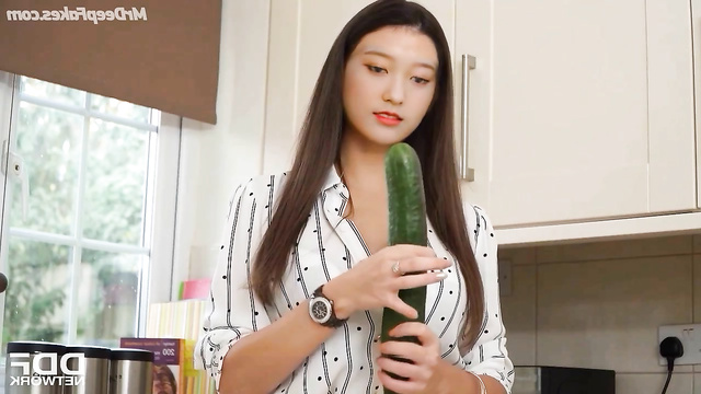 이달의 소녀 최리 딥페이크 Choerry masturbates with a huge cucumber (Deepfake)