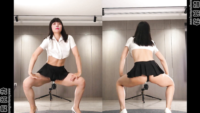 [블랙핑크 리사 어른들의 비디오] Lisa twerking in mini skirt