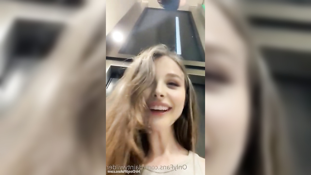 Fake Chloe Grace Moretz films her sexy body on her cell phone