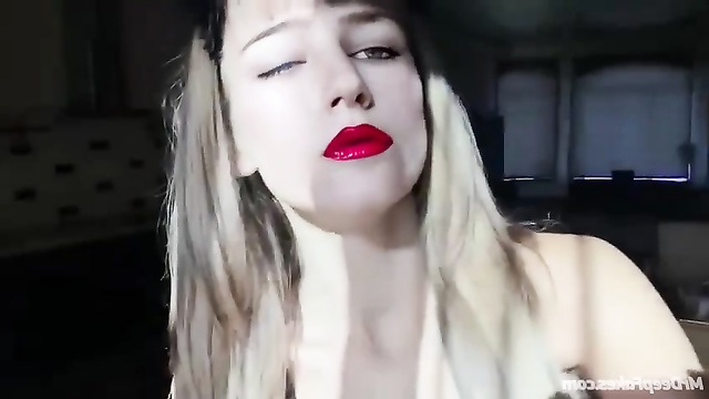 Leelee Sobieski smoking and masturbating shaved pussy / fakeapp