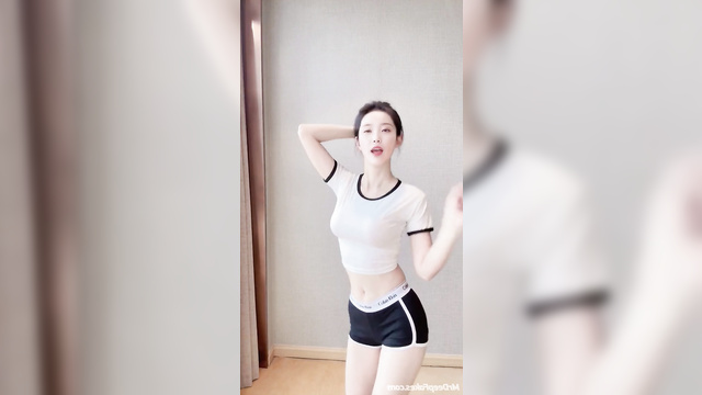 Beautiful dancing teenager - deepfake IU 이지은 섹시한 아이돌