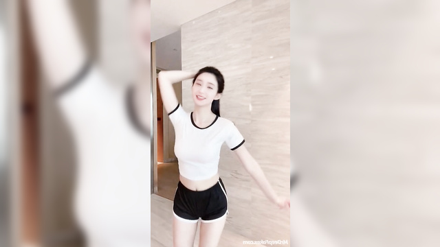 Beautiful dancing teenager - deepfake IU 이지은 섹시한 아이돌