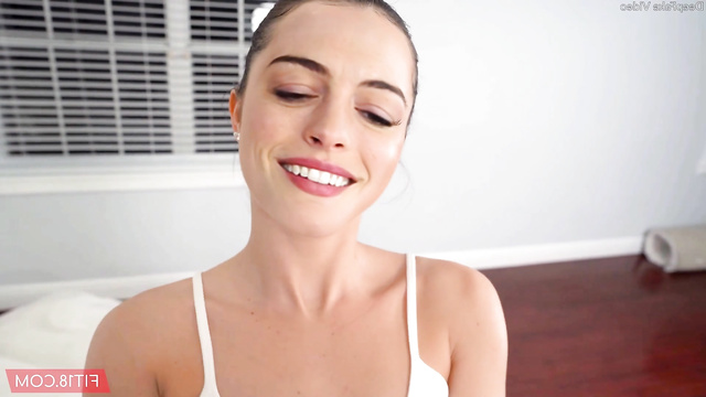 Sexy gymnast Anne Hathaway enjoying blowjob / deepfake video