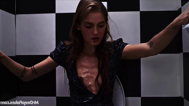 Deepfake erotic / Emma Watson watches something come out of the toilet