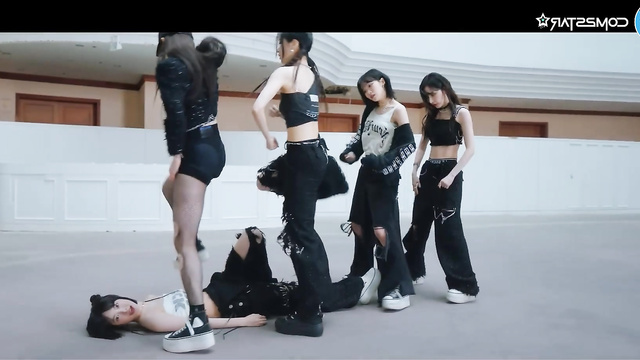 PMV of K-pop 케이팝 stars from 르세라핌 LE SSERAFIM dancing in the best way